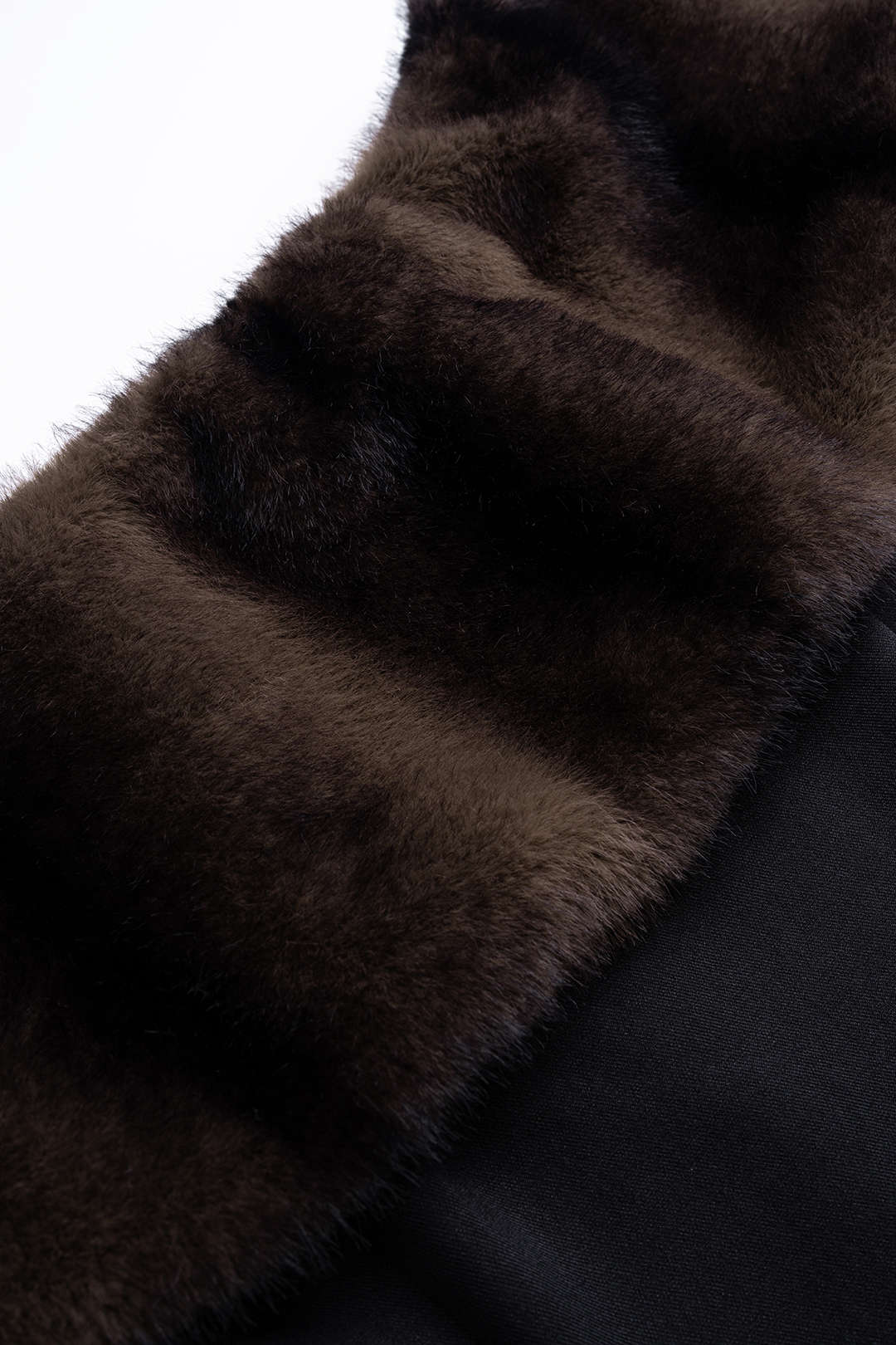 Krátké šaty s dlouhým rukávem z umělé kůže s off-shoulder designem