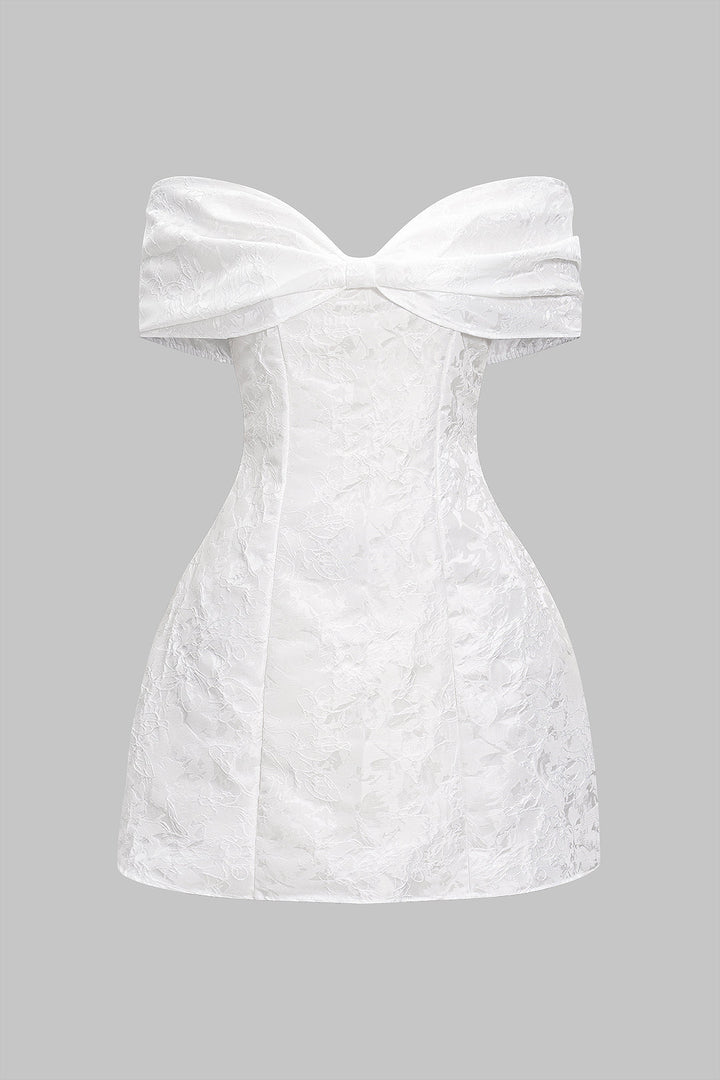 Krátké šaty bez rukávů s off-shoulder ramínky z žakáru