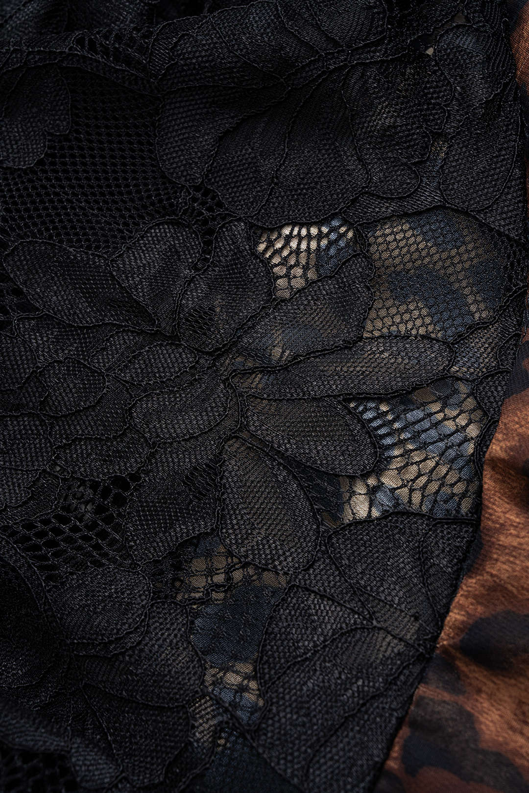 Midi šaty bez rukávů z jemného materiálu s krajkou a volánky na lemu s leopardím potiskem