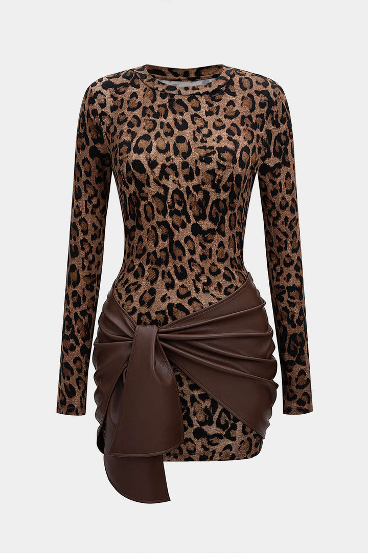 Mini šaty z umělé kůže s leopardím potiskem a dlouhým rukávem