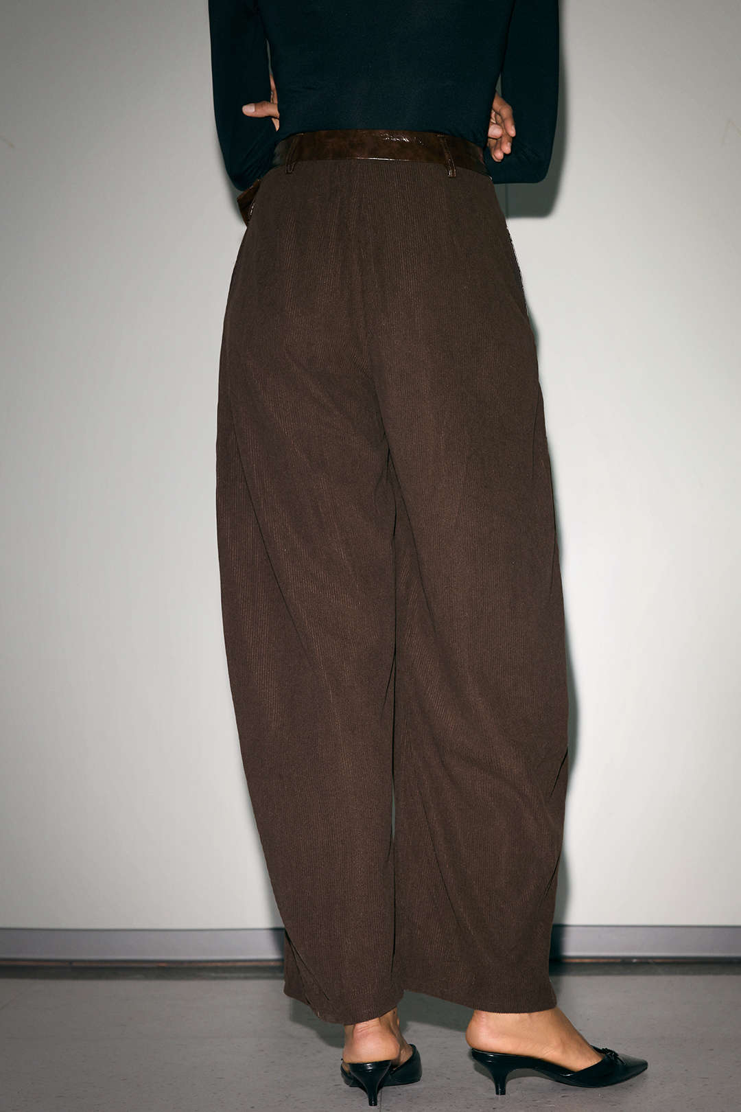 Kalhoty s širokými nohavicemi ve stylu barely se zipem a detailem z umělé kůže
