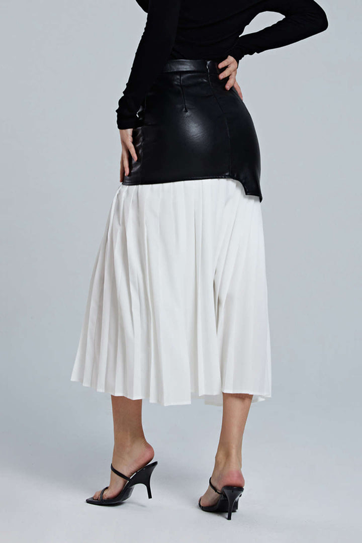 Midi plisovaná sukně z umělé kůže s kontrastem
