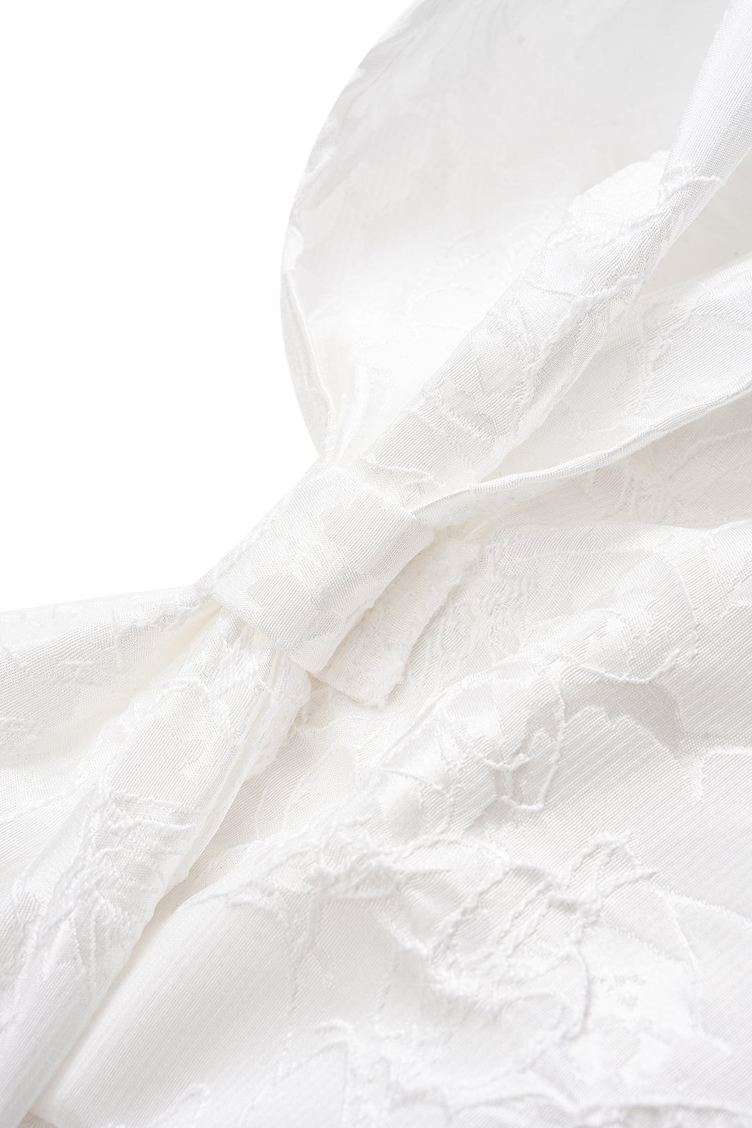 Krátké šaty bez rukávů s off-shoulder ramínky z žakáru