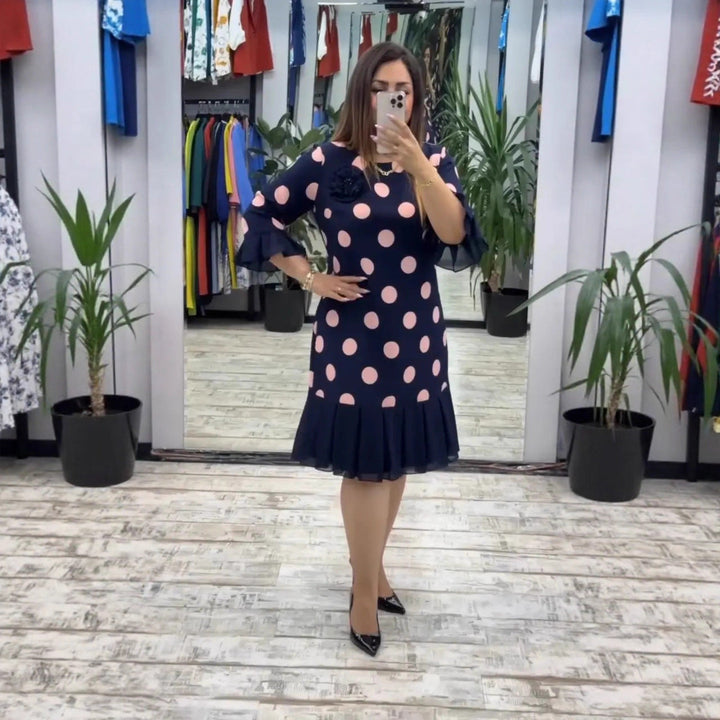 Lenka – Elegantní skládané midi šaty s nadčasovými puntíky