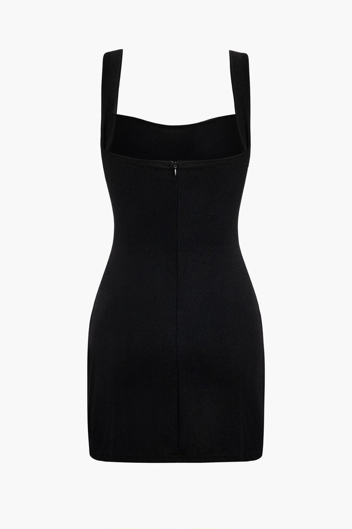 Minivestido s páskem a elegantní kovovou sponou