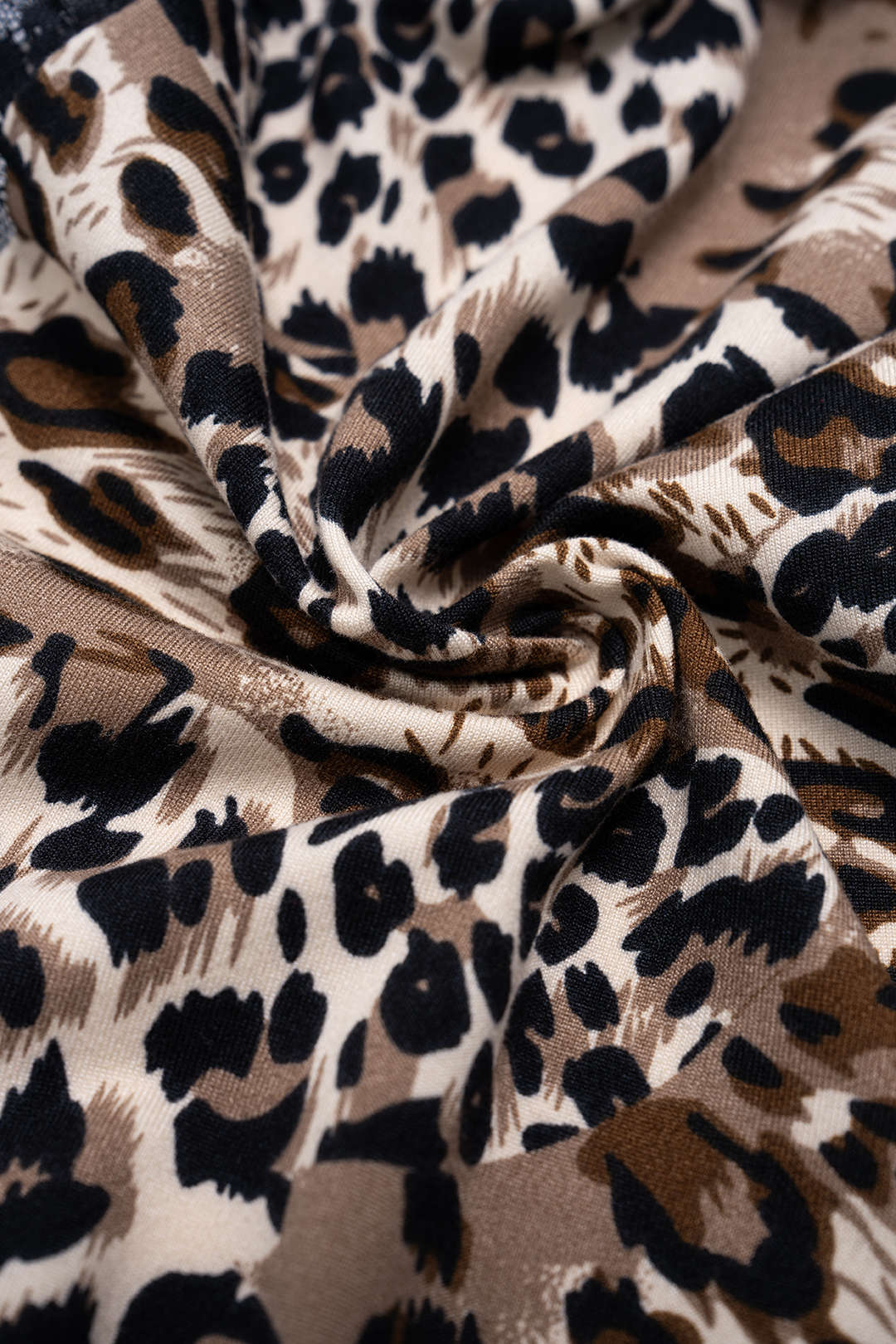 Těsné šaty s krajkovými rukávy a leopardím potiskem