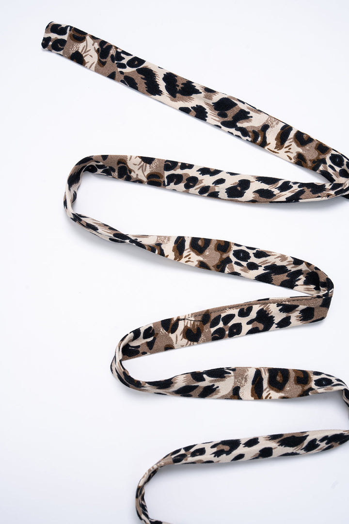 Těsné šaty s krajkovými rukávy a leopardím potiskem