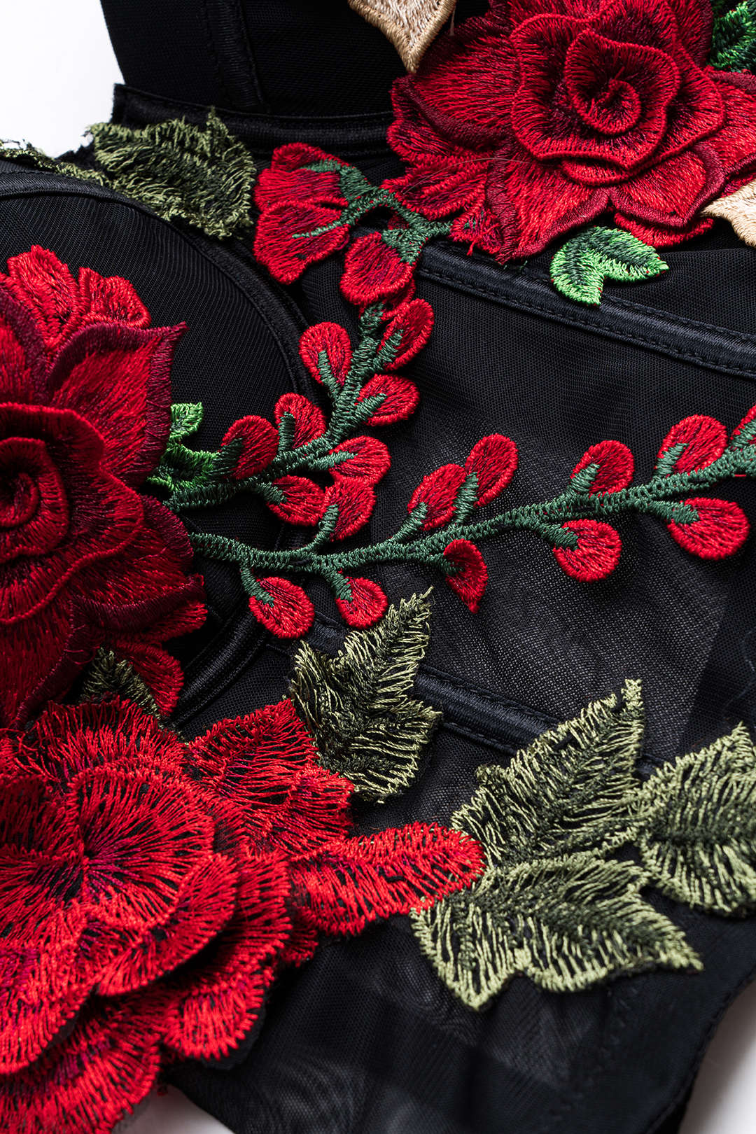 Top s ramínky a aplikacemi z mřížkového materiálu typu bustier
