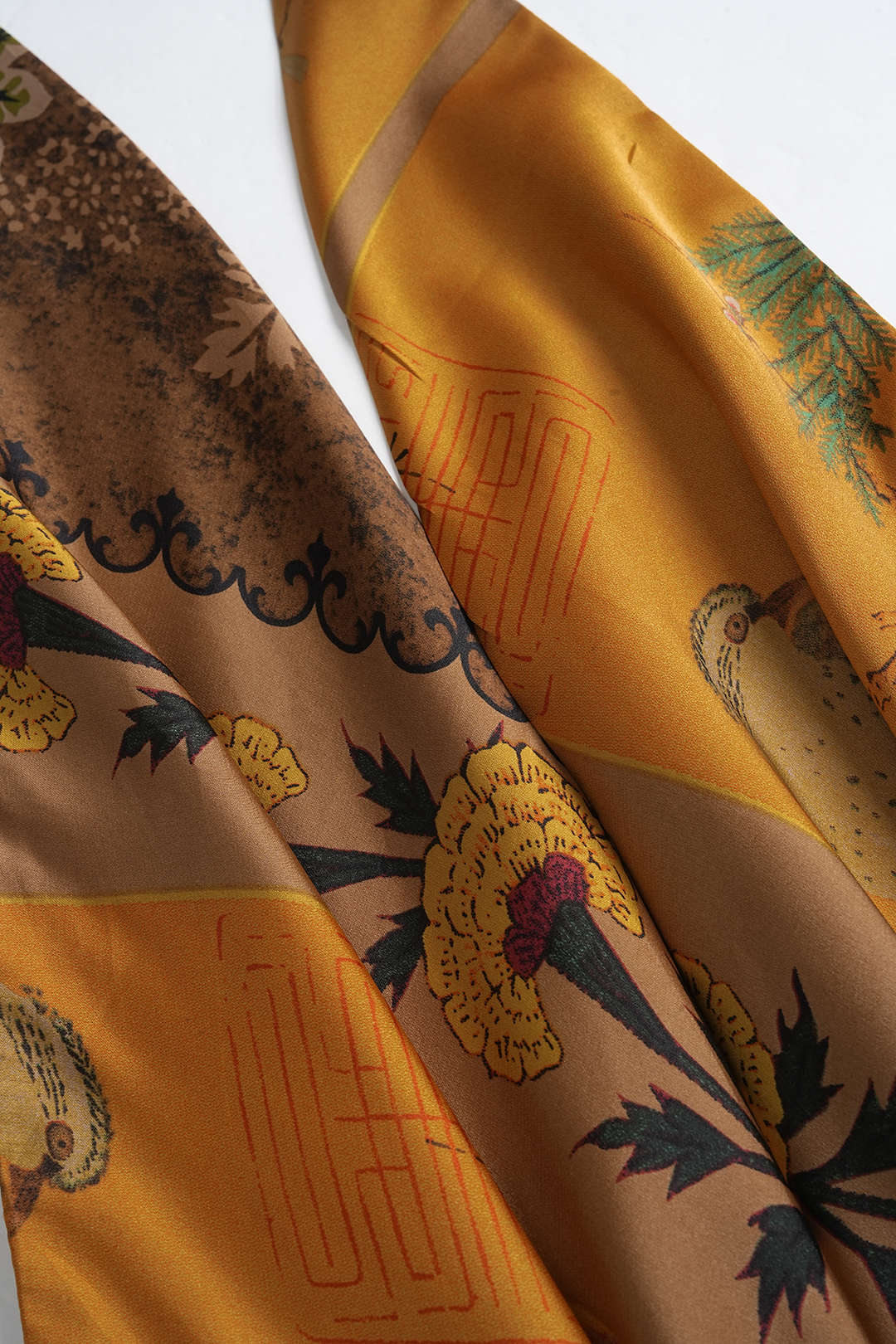Saténová tunika s vázáním a retro designem