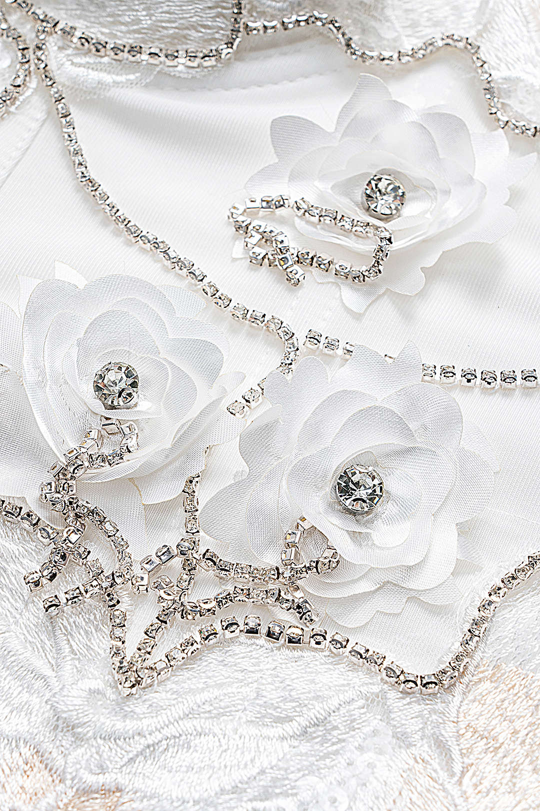Top s ramínky a 3D bustierem s květinovou výšivkou z rhinestone