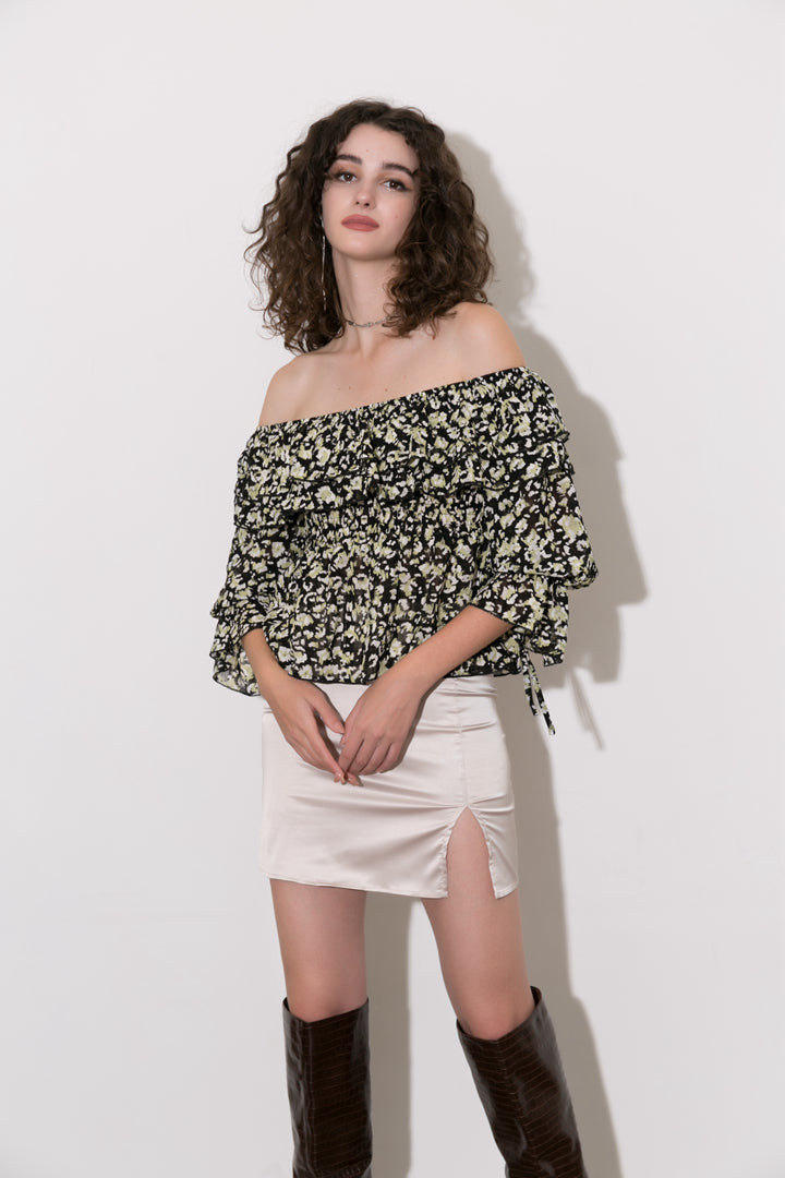 Elegantní peplum blůza z jemné látky s odhalenými rameny