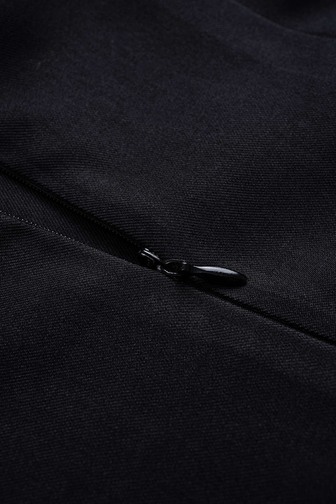Krátké šaty s dlouhým rukávem z umělé kůže s off-shoulder designem