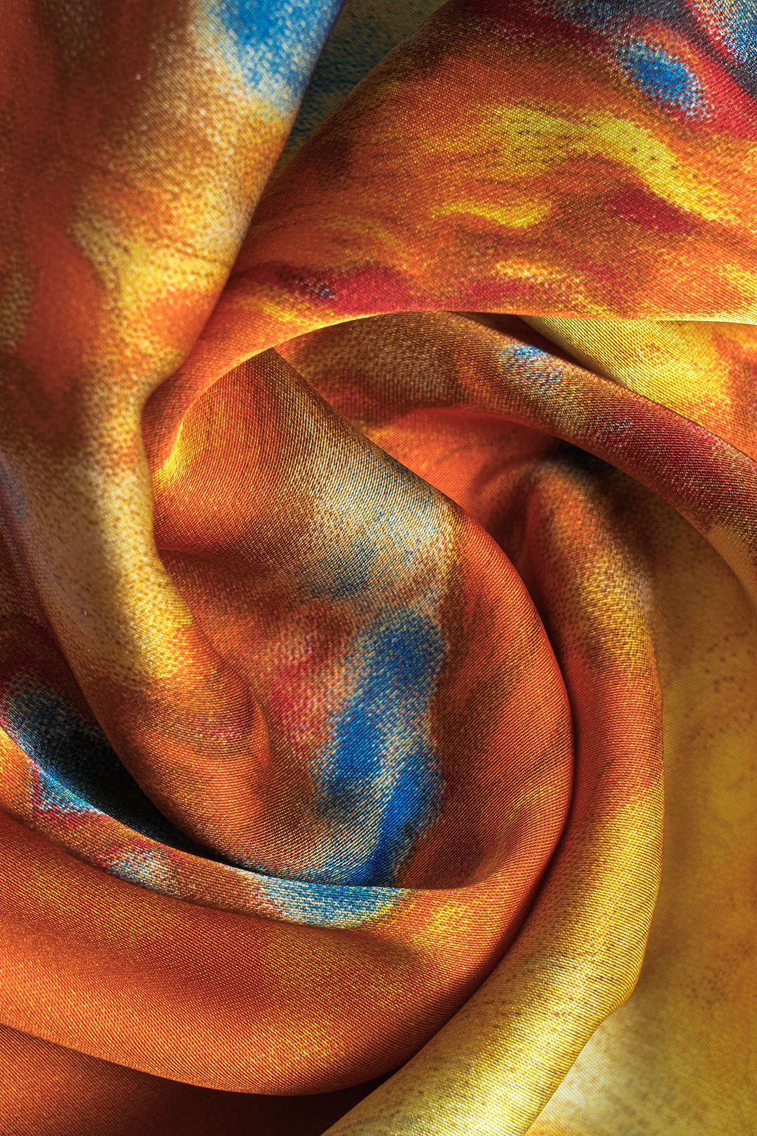 Saténové mini šaty s řasením a akvarelovým potiskem