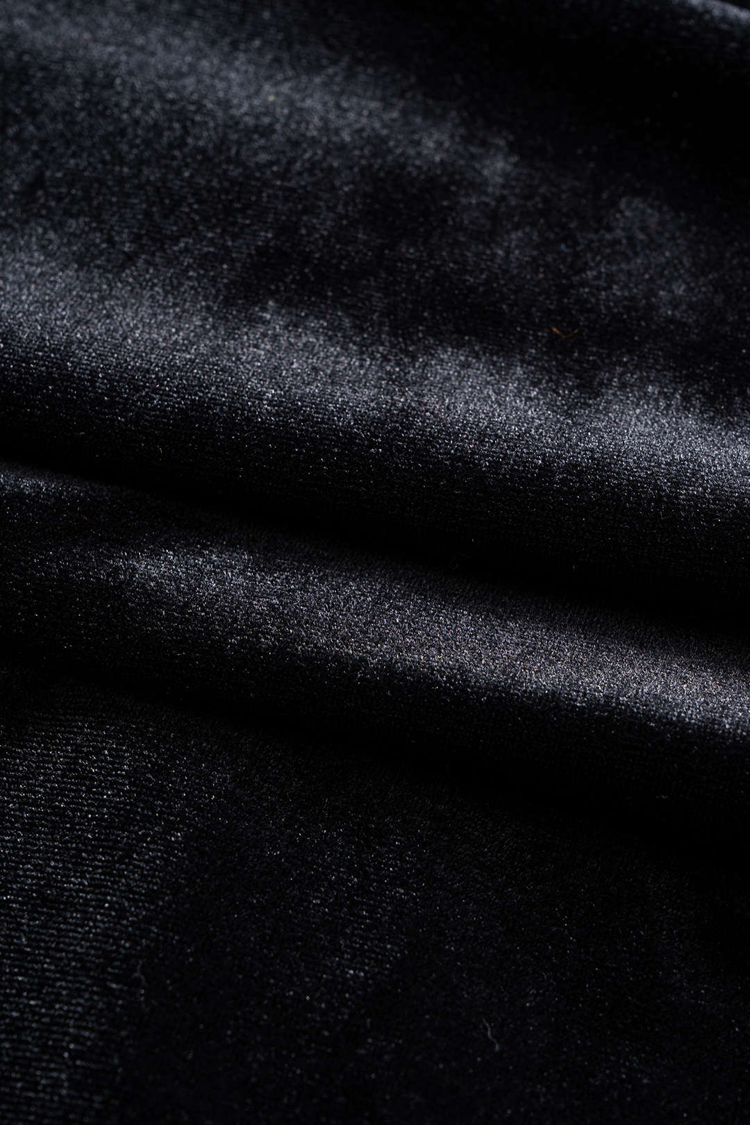 Midi šaty z sametu s asymetrickými knoflíky a krátkým rukávem s rozparkem
