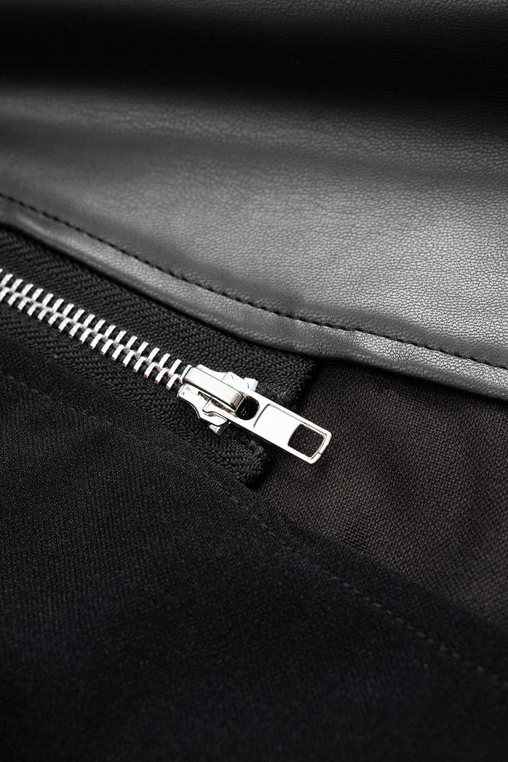 Midi šaty z umělé kůže s detaily nášivek a zipem na krátkých rukávech