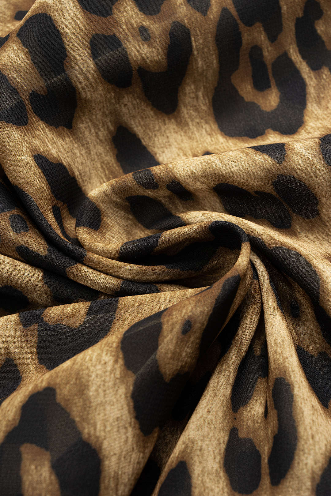 Midi šaty bez rukávů z jemného materiálu s krajkou a volánky na lemu s leopardím potiskem