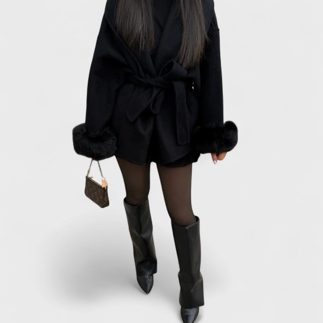 Woolcat – Elegantní kabát s detaily z ekologické kožešiny