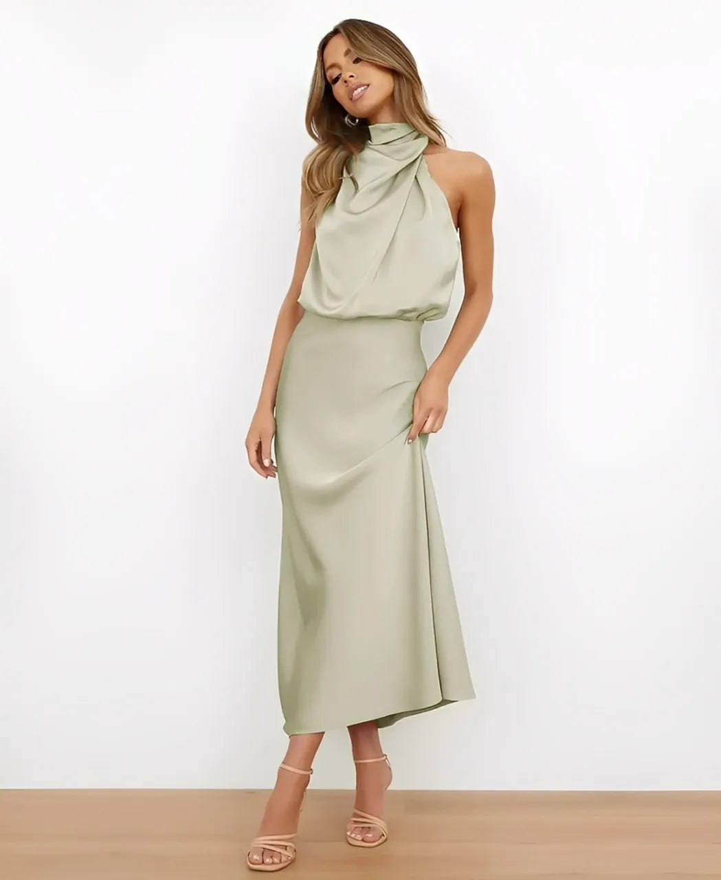 Valeria | Elegantní saténové šaty s halter výstřihem