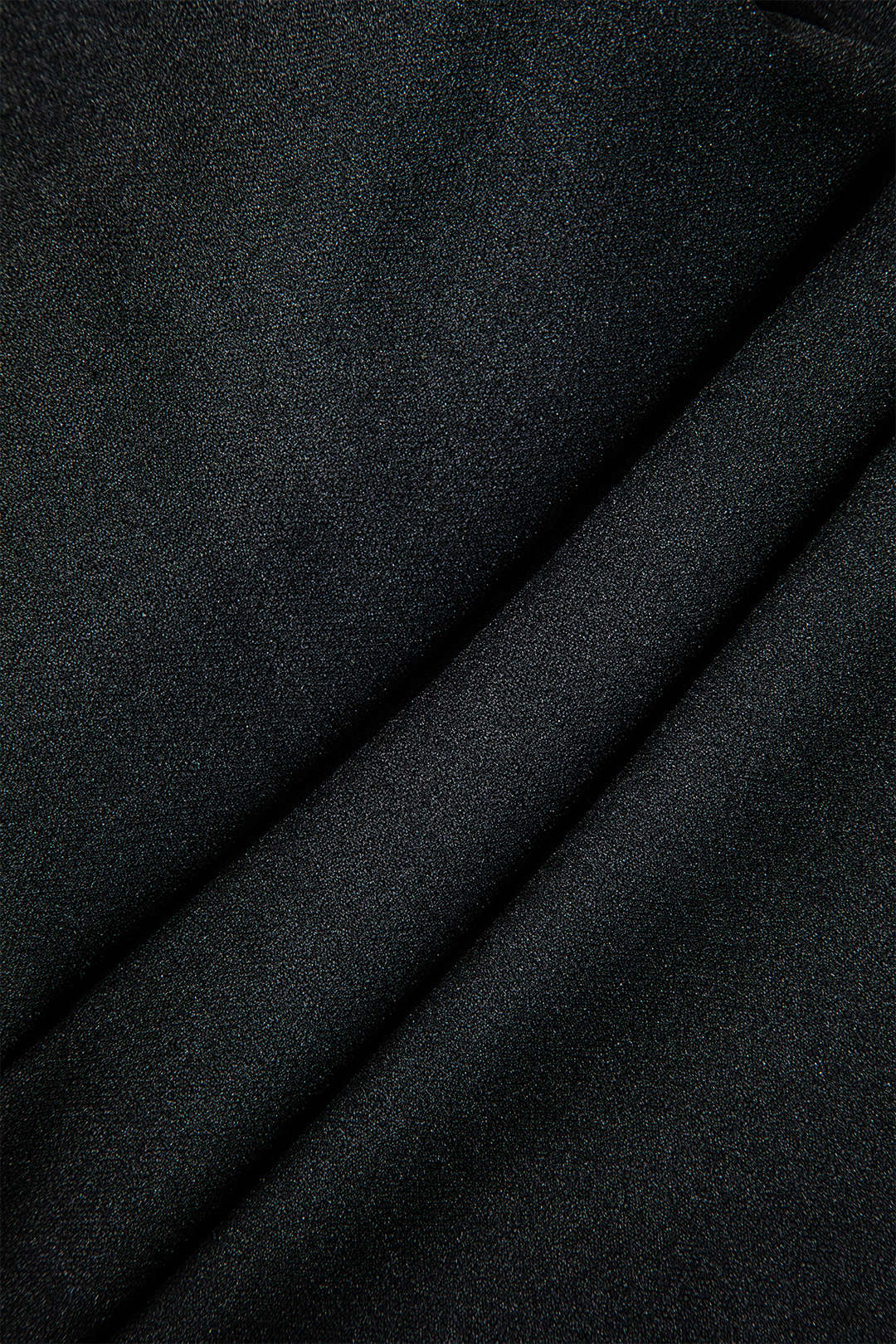Minivestido s páskem a elegantní kovovou sponou