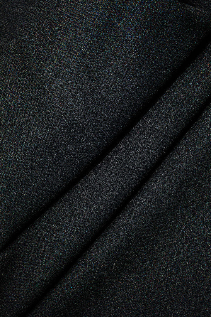 Minivestido s páskem a elegantní kovovou sponou