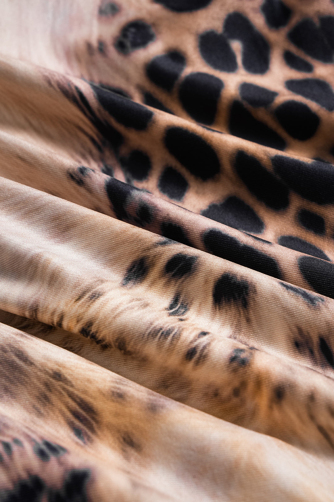 Mono s dlouhým rukávem, volány a jedním ramenem v leopardím vzoru
