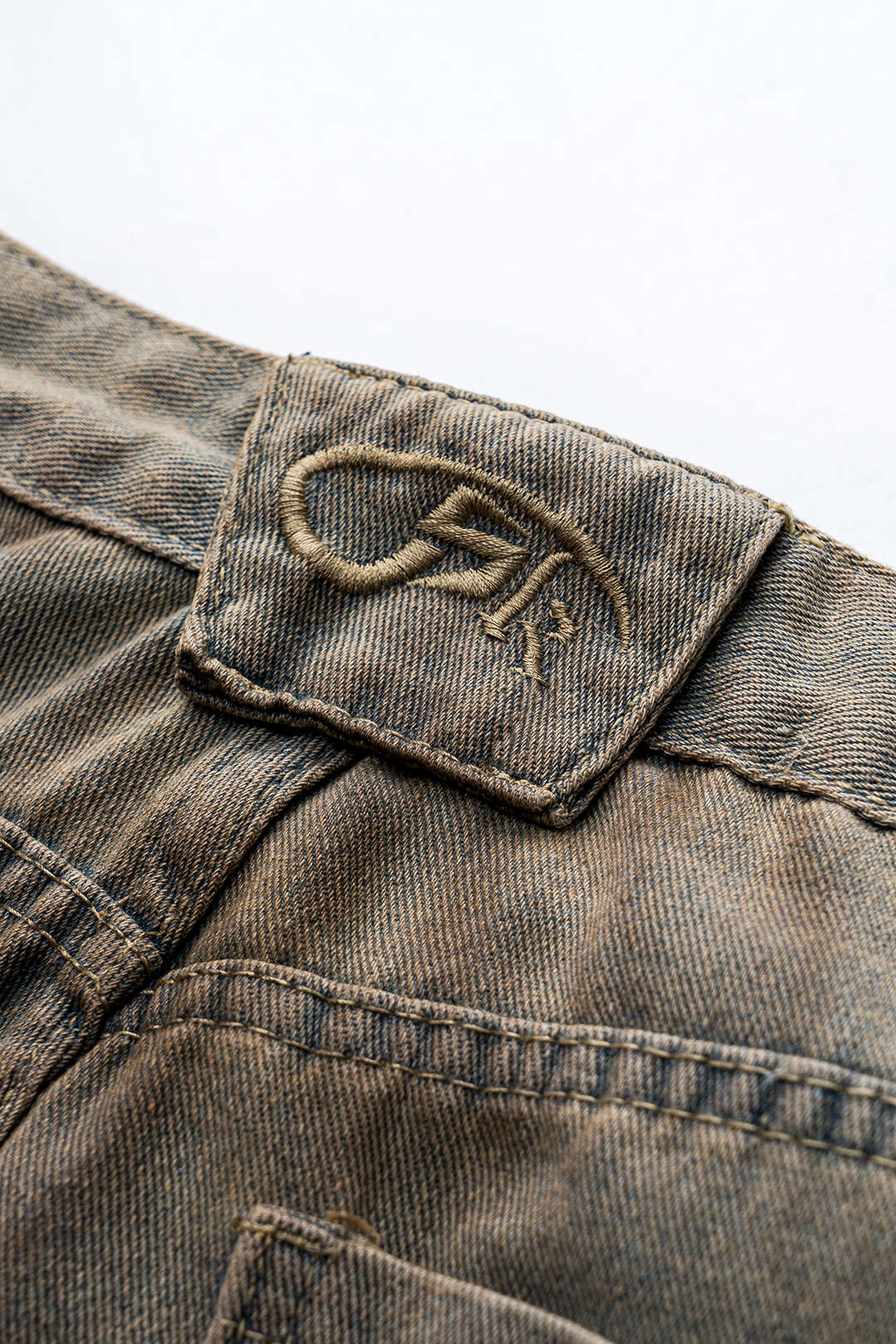 Džíny s širokými nohavicemi v stylu barely z opotřebovaného denimu