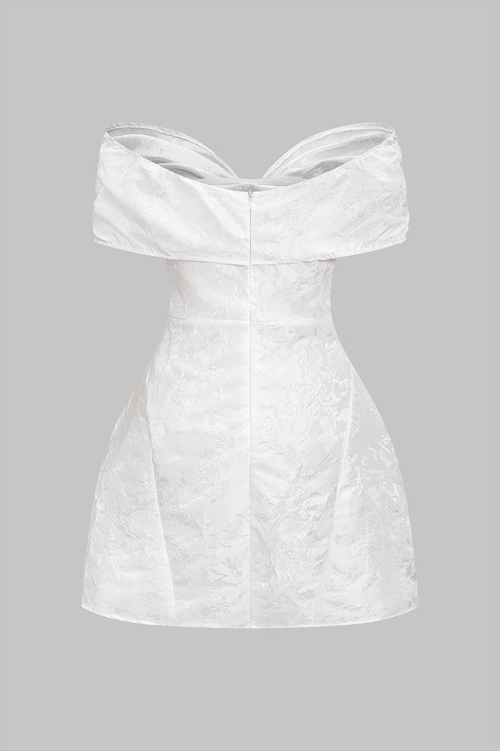 Krátké šaty bez rukávů s off-shoulder ramínky z žakáru