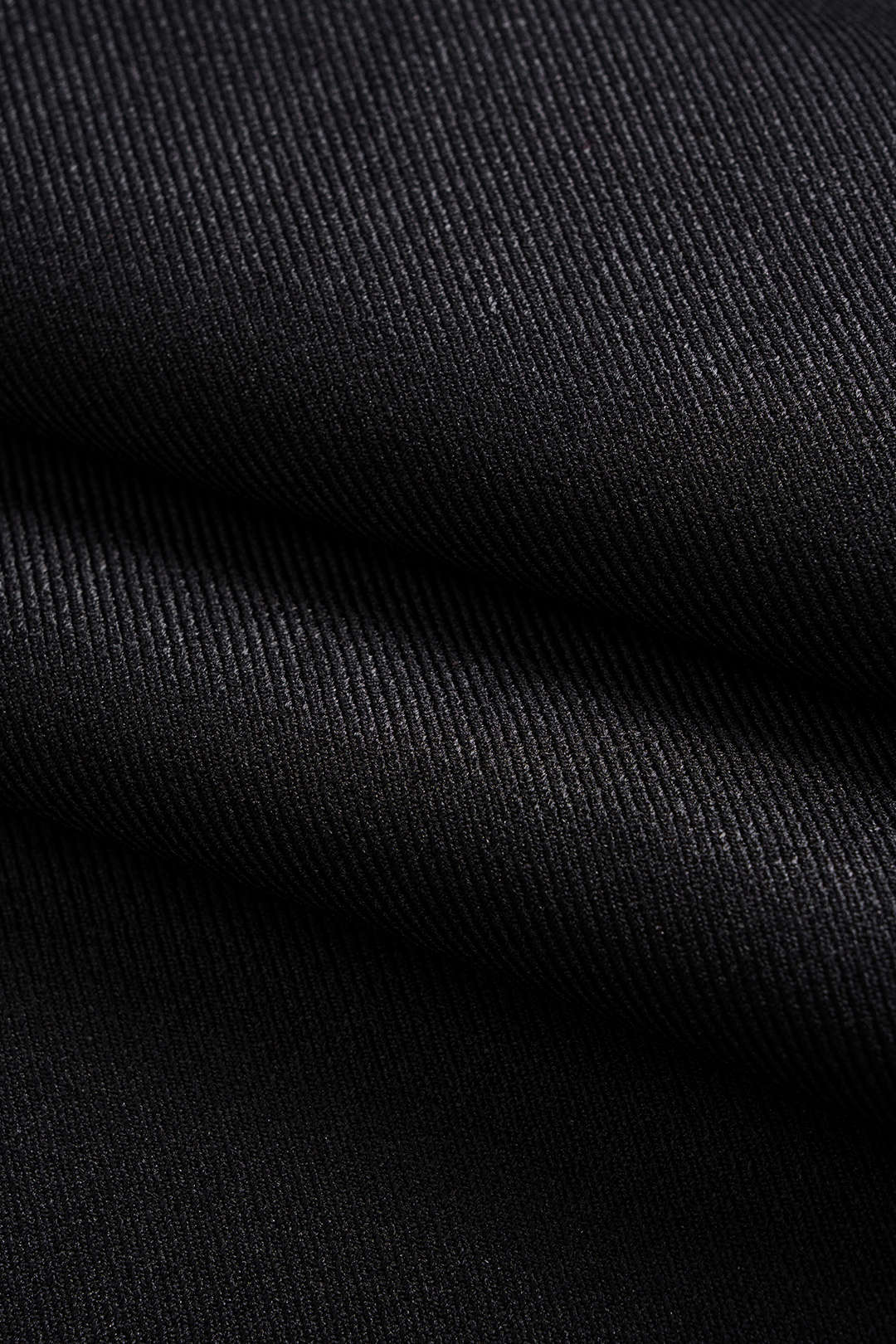 Asymetrické kalhoty z metalické syntetické kůže s nášivkami