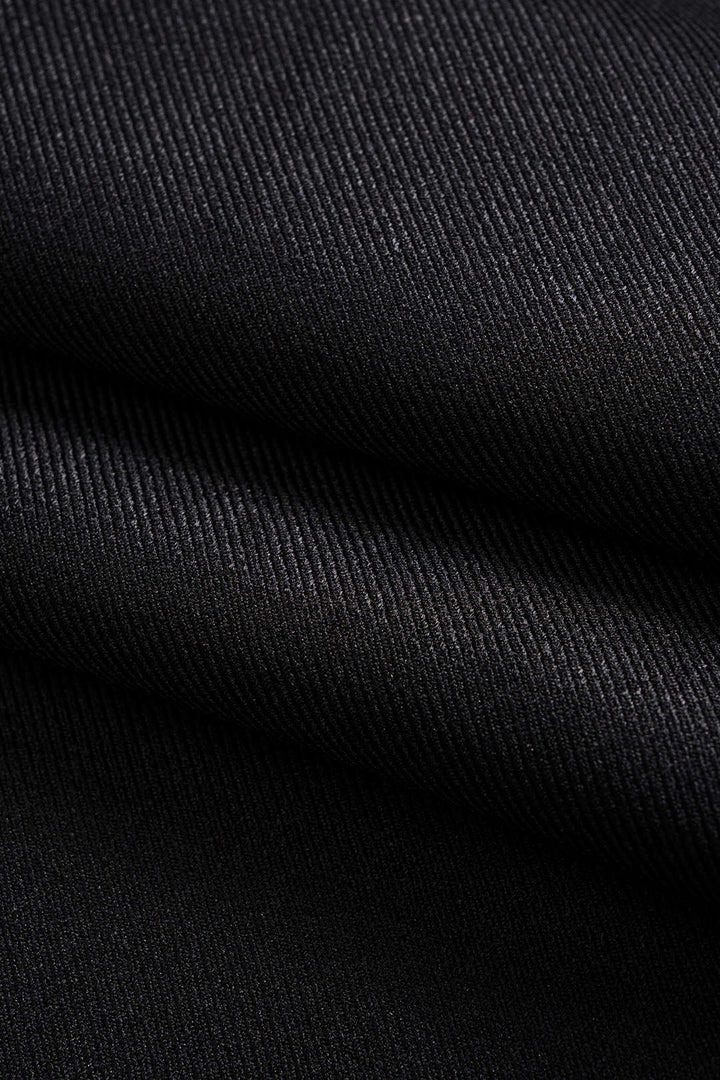 Asymetrické kalhoty z metalické syntetické kůže s nášivkami
