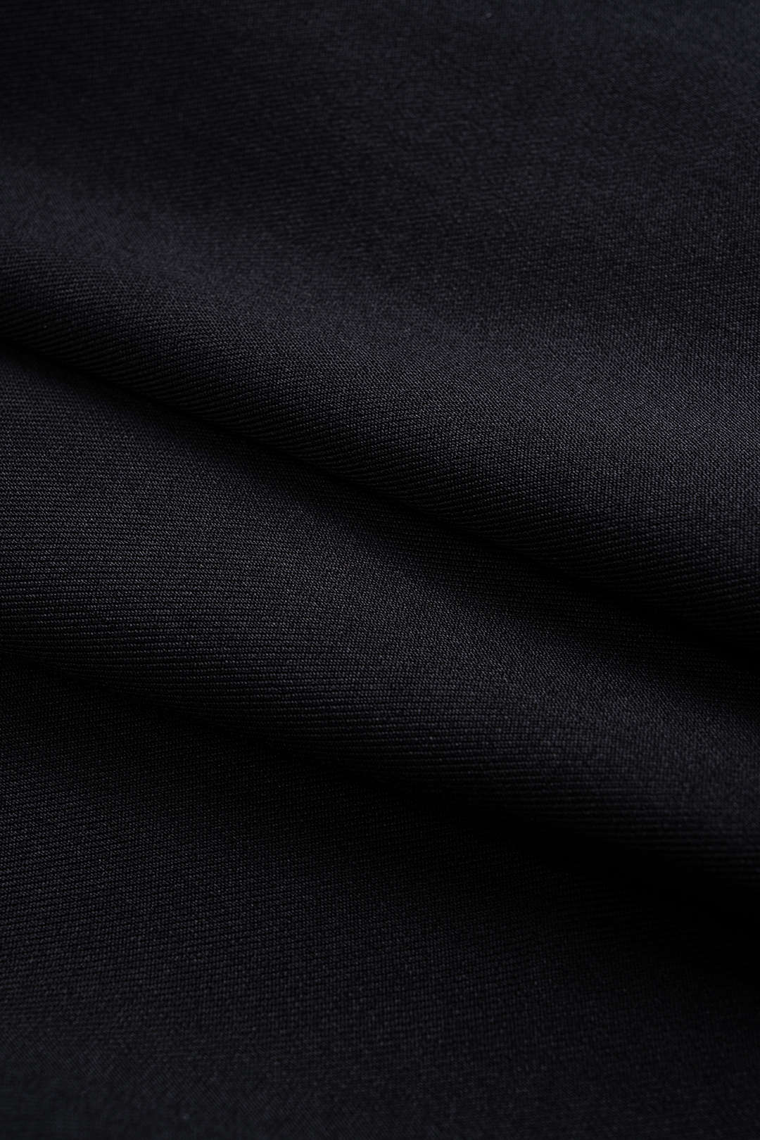 Krátké šaty s dlouhým rukávem z umělé kůže s off-shoulder designem