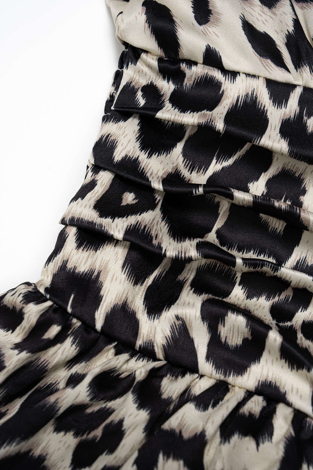 Mini šaty z chiffon s volány a leopardím vzorem