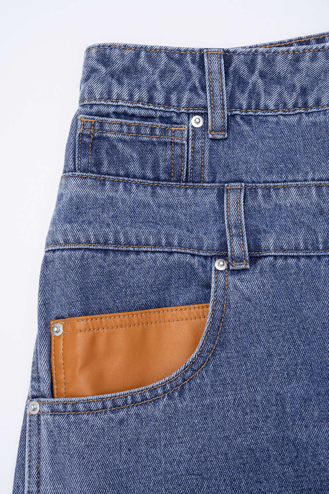 Džíny s Vysokým Pasem a Detaily Šití v Denim
