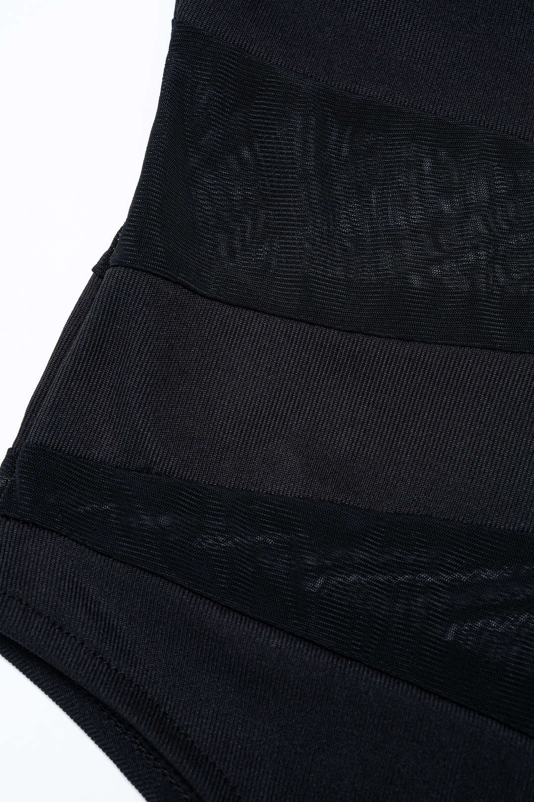 Tělo z průhledné síťoviny s elegantním střihem a dlouhým rukávem