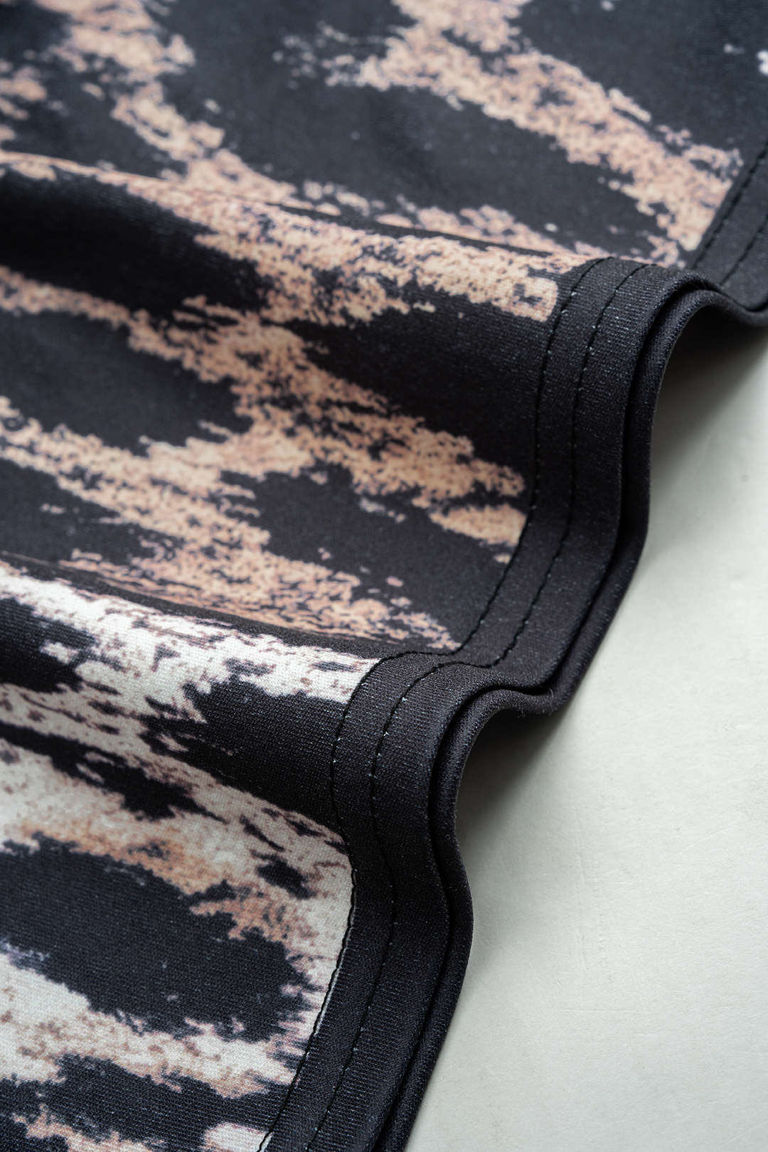 Midi šaty bez rukávů s halter krkem a leopardím designem