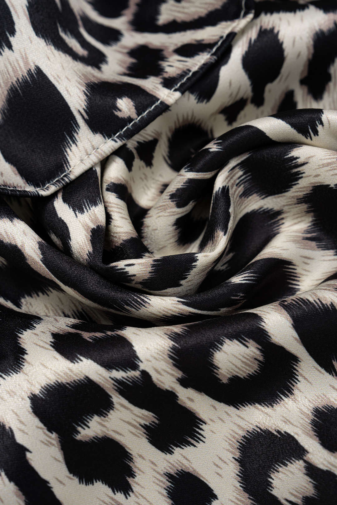 Mini šaty z chiffon s volány a leopardím vzorem