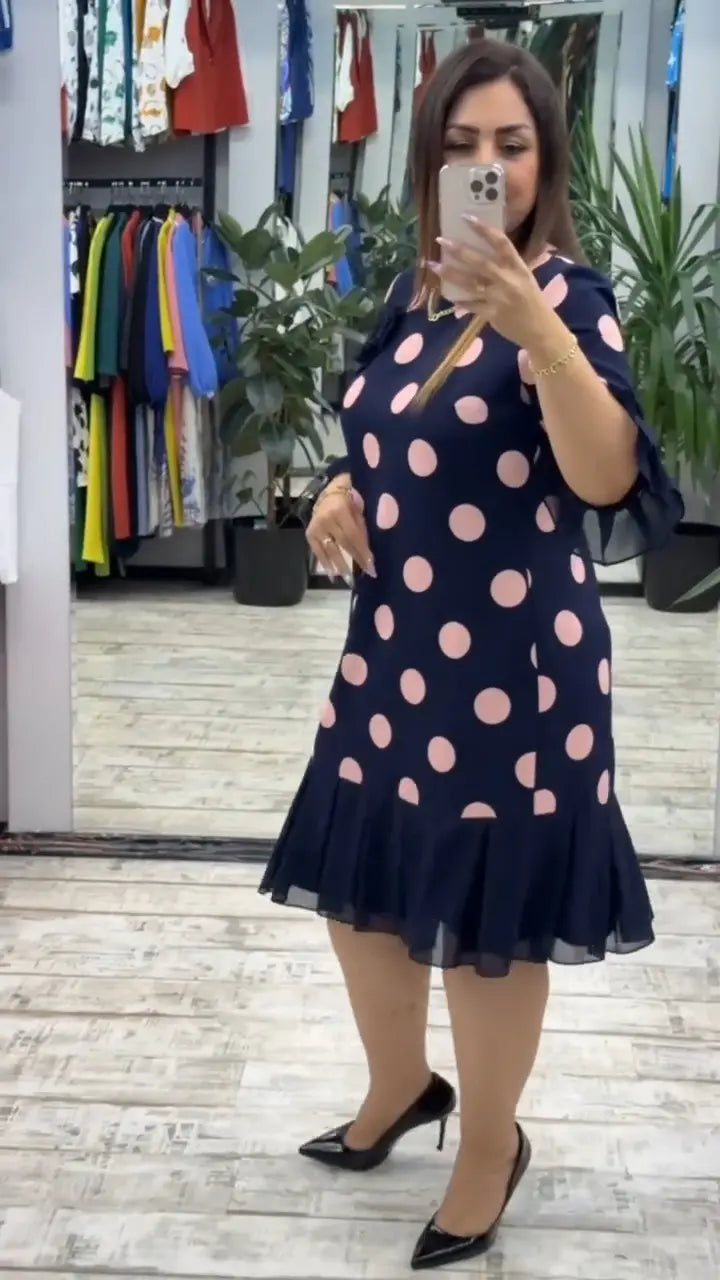Lenka – Elegantní skládané midi šaty s nadčasovými puntíky