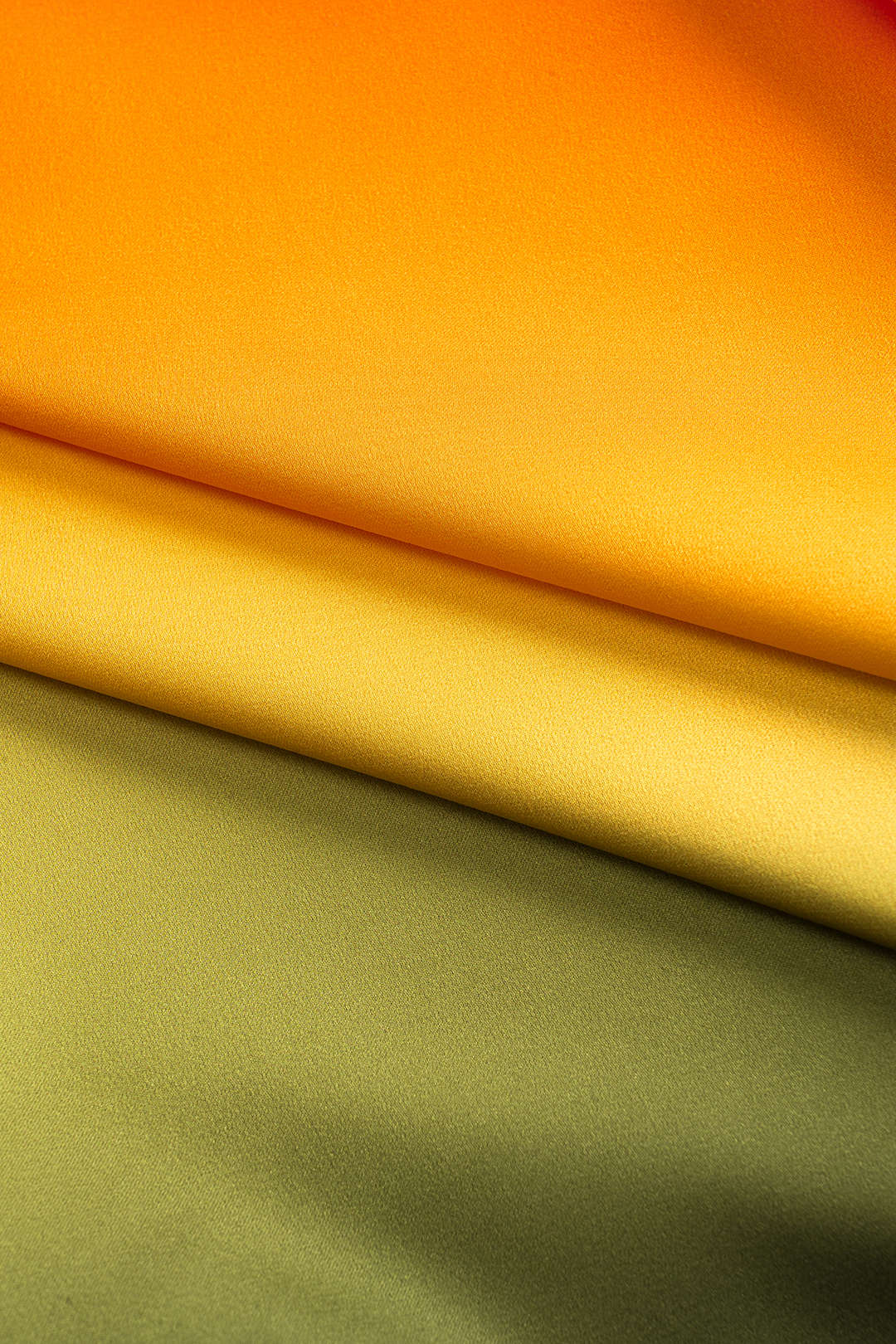 Krátká saténová mikina s kapucí v ombré designu