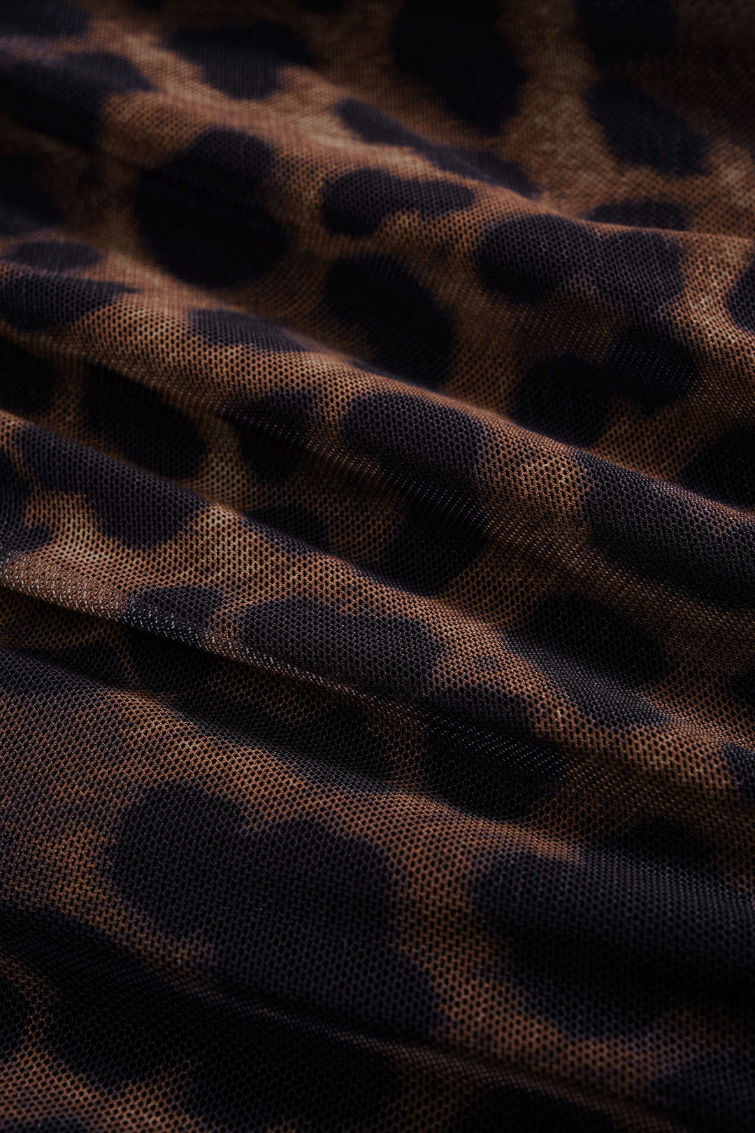 Kratší bezrukávové šaty z kovové síťoviny s leopardím vzorem