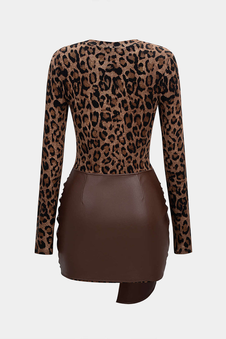 Mini šaty z umělé kůže s leopardím potiskem a dlouhým rukávem